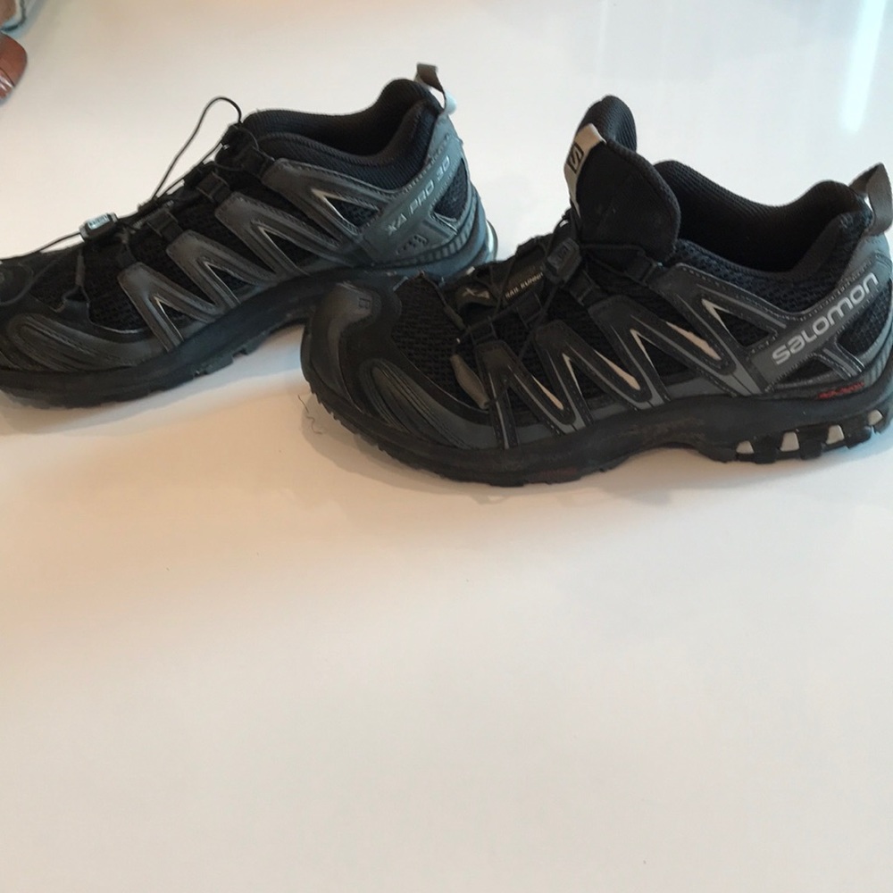 Black trail running shoes. Boys 7.5